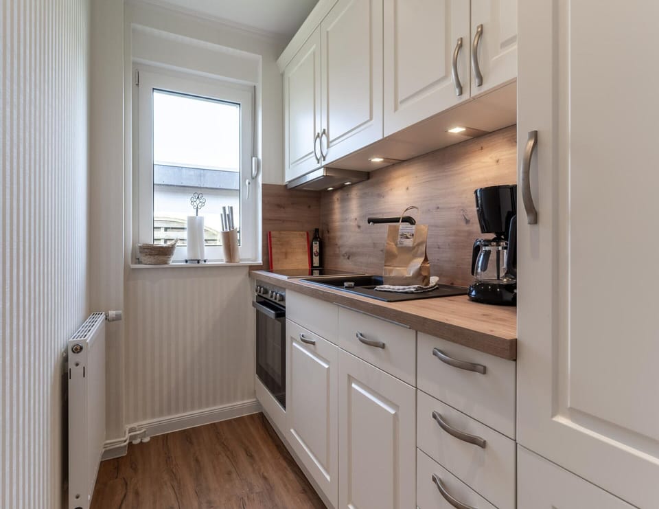 Apartment | Private kitchen | Electric kettle, toaster