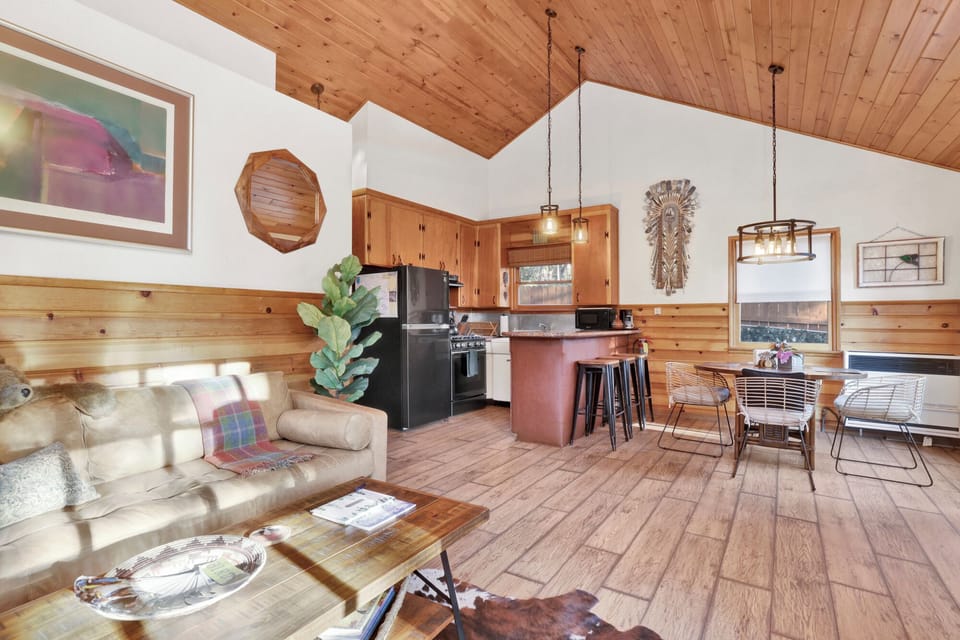 Cabin, 1 Queen Bed, Hot Tub, Mountain View (2480) | Living area