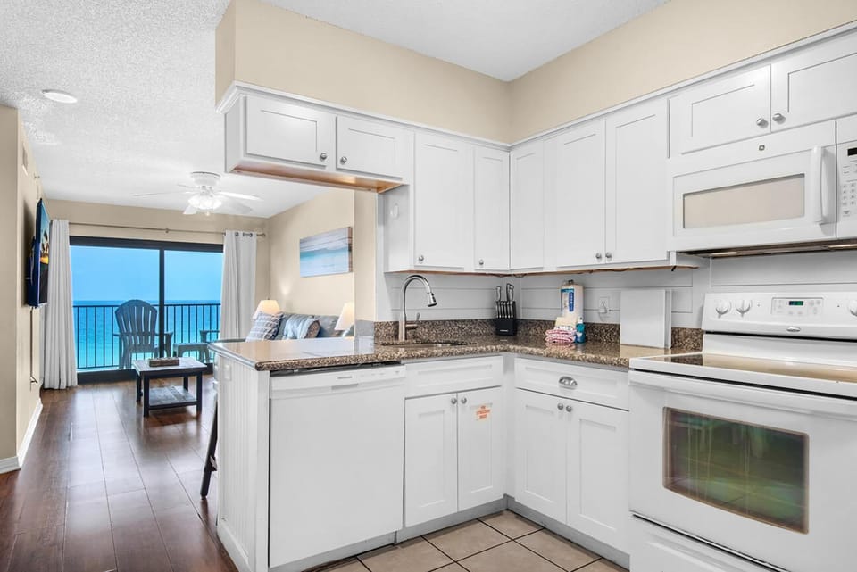 Condo, 1 King Bed with Sofa bed (Sundunes 162) | Private kitchen | Oven, toaster, paper towels