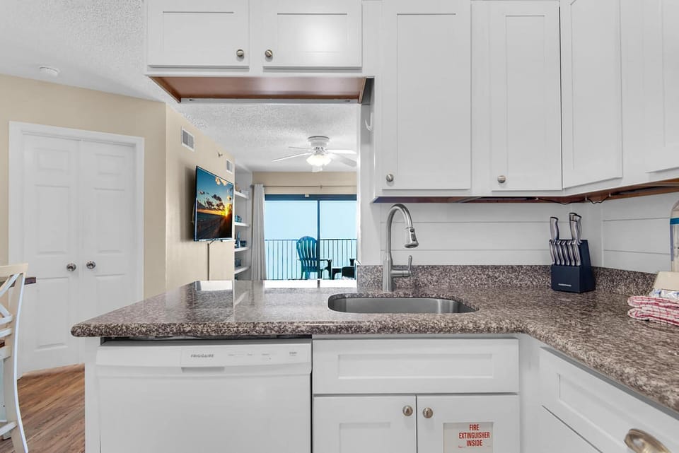 Condo, 1 King Bed with Sofa bed (Sundunes 162) | Private kitchen | Oven, toaster, paper towels