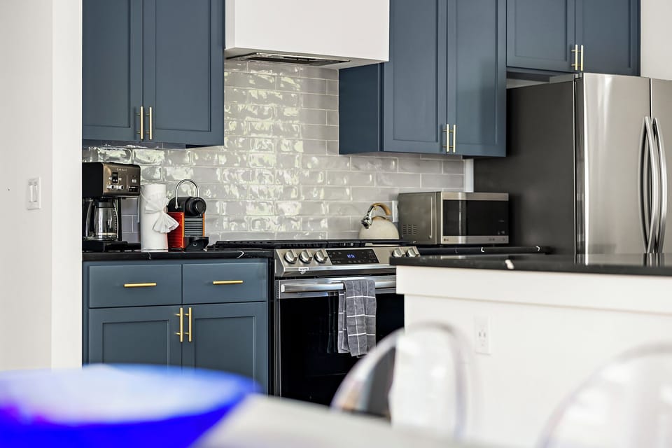 It features a comprehensive range of utensils and items for all your cooking needs, including a single sink, microwave, oven, coffee maker, and kettle. 