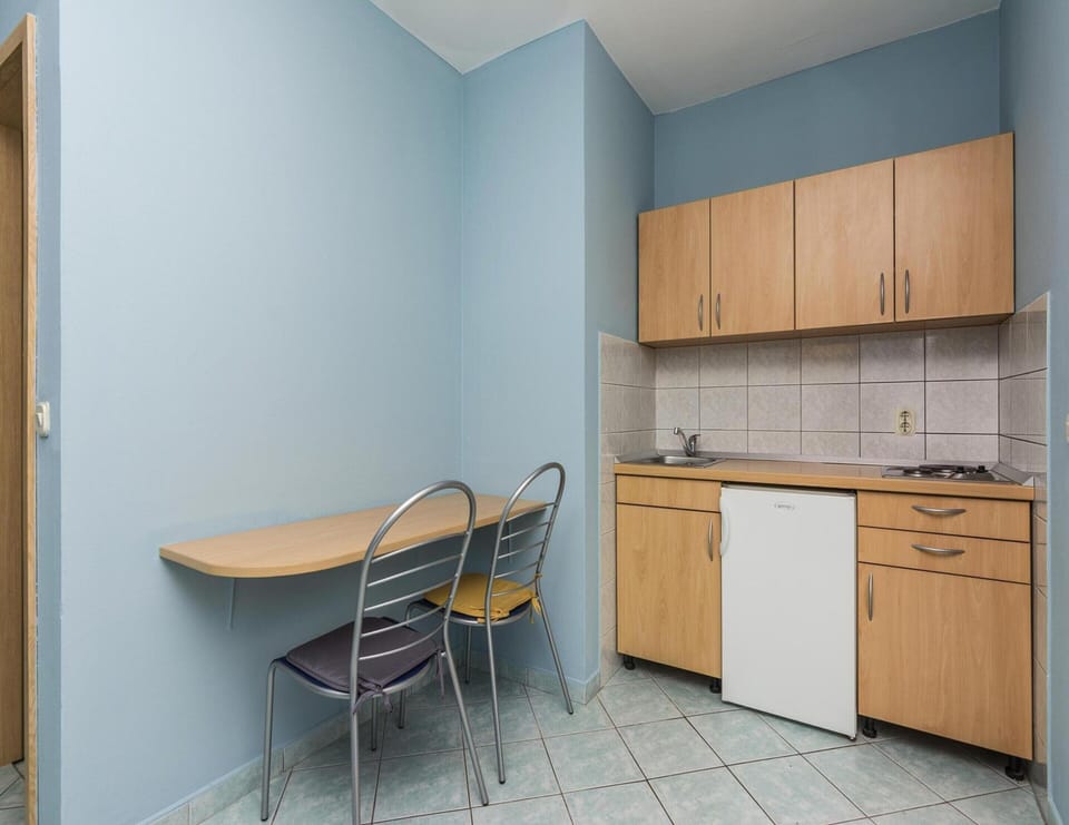 Apartment | Private kitchen | Microwave, coffee/tea maker