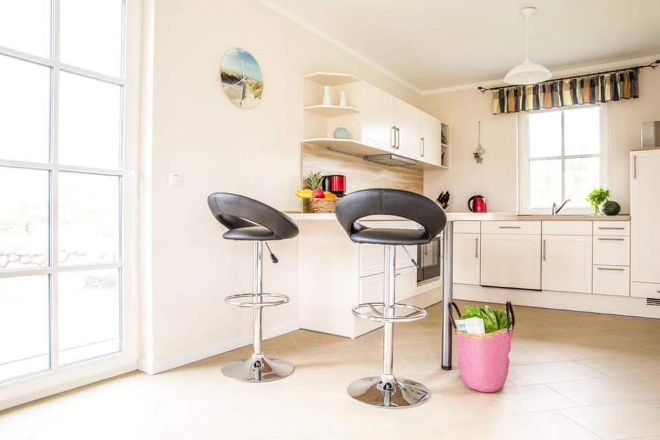 House | Private kitchen | Electric kettle, toaster, highchair, cookware/dishes/utensils