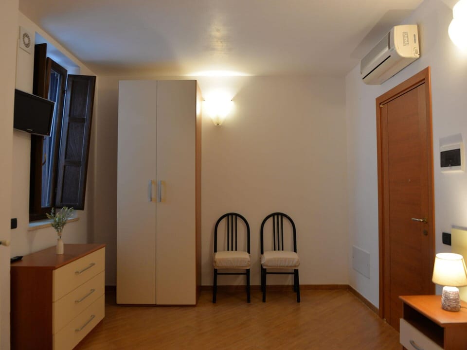 House | 6 bedrooms, individually furnished