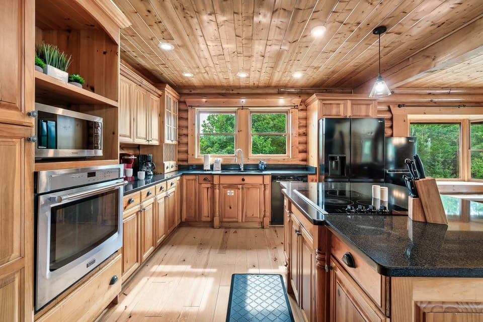 Fully equipped spacious kitchen, perfect for all your culinary needs!