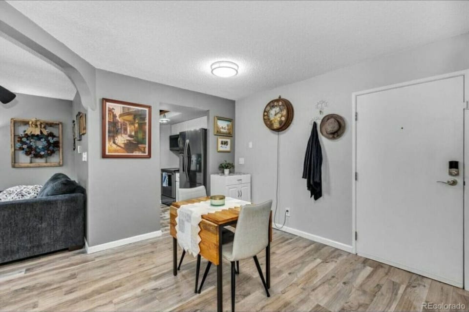 Serve your delicious meals easily at this mini dining table.