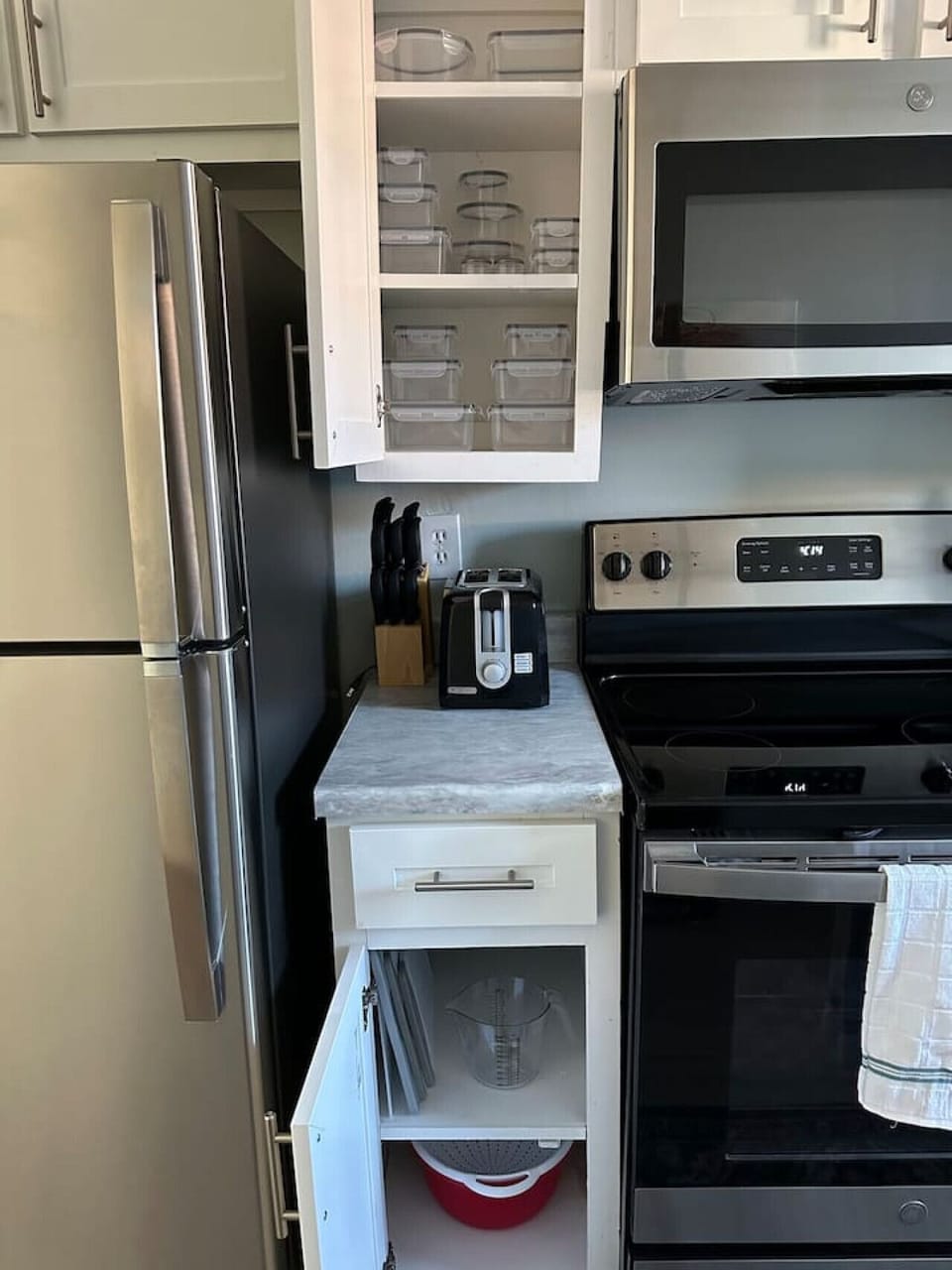 This kitchen has all you need to prepare a delicious meal.