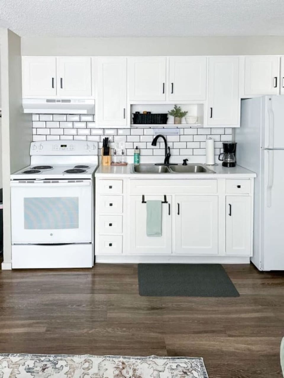 This kitchen is equipped with all you need to make sumptous meals.