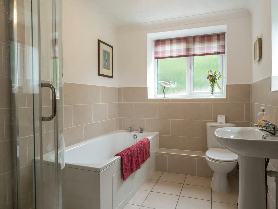 Bathroom with bath, shower cubicle, WC and hand basin