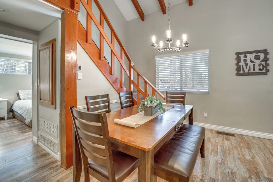 Dining Area | Dishware/Flatware Provided | 1st Floor
