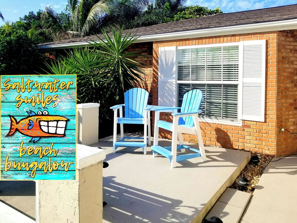 SALTWATER SMILES- 5 MI TO ANNA MARIA ISLAND QUIET NEIGHBORHOOD  FENCED BACK YARD