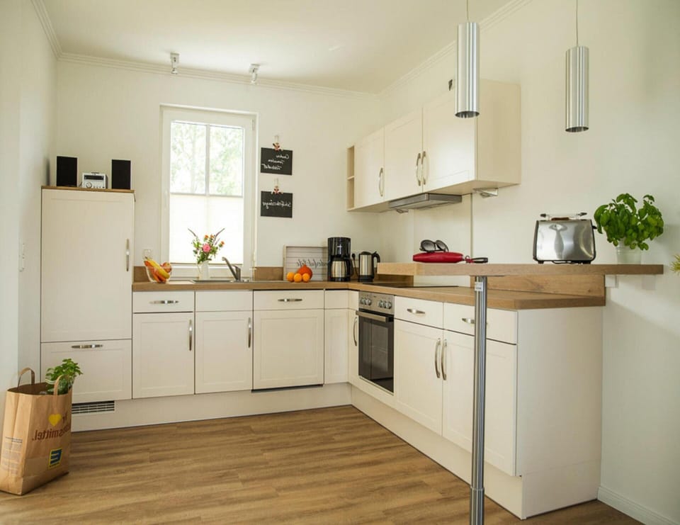 House | Private kitchen | Electric kettle, toaster, highchair, cookware/dishes/utensils