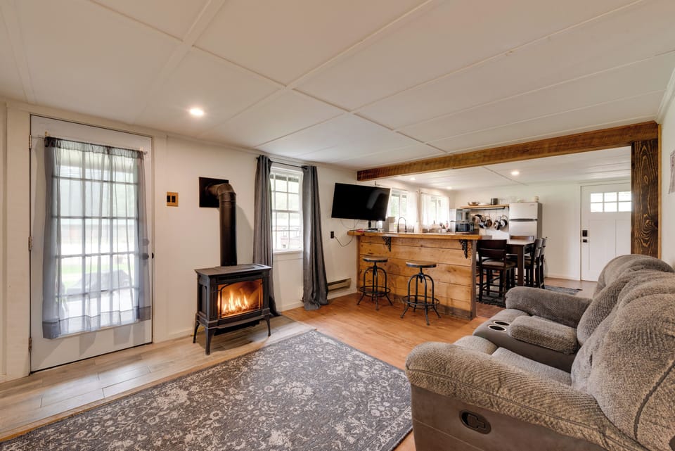 Living Room | Flat-Screen TV | Gas Fireplace | Central A/C & Heat