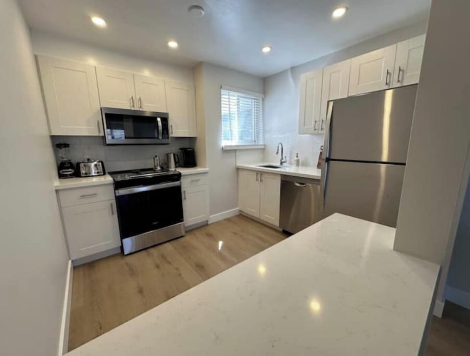 Full kitchen.