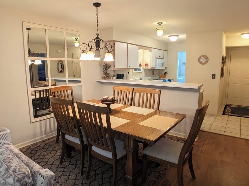 Dining area with seating for 6