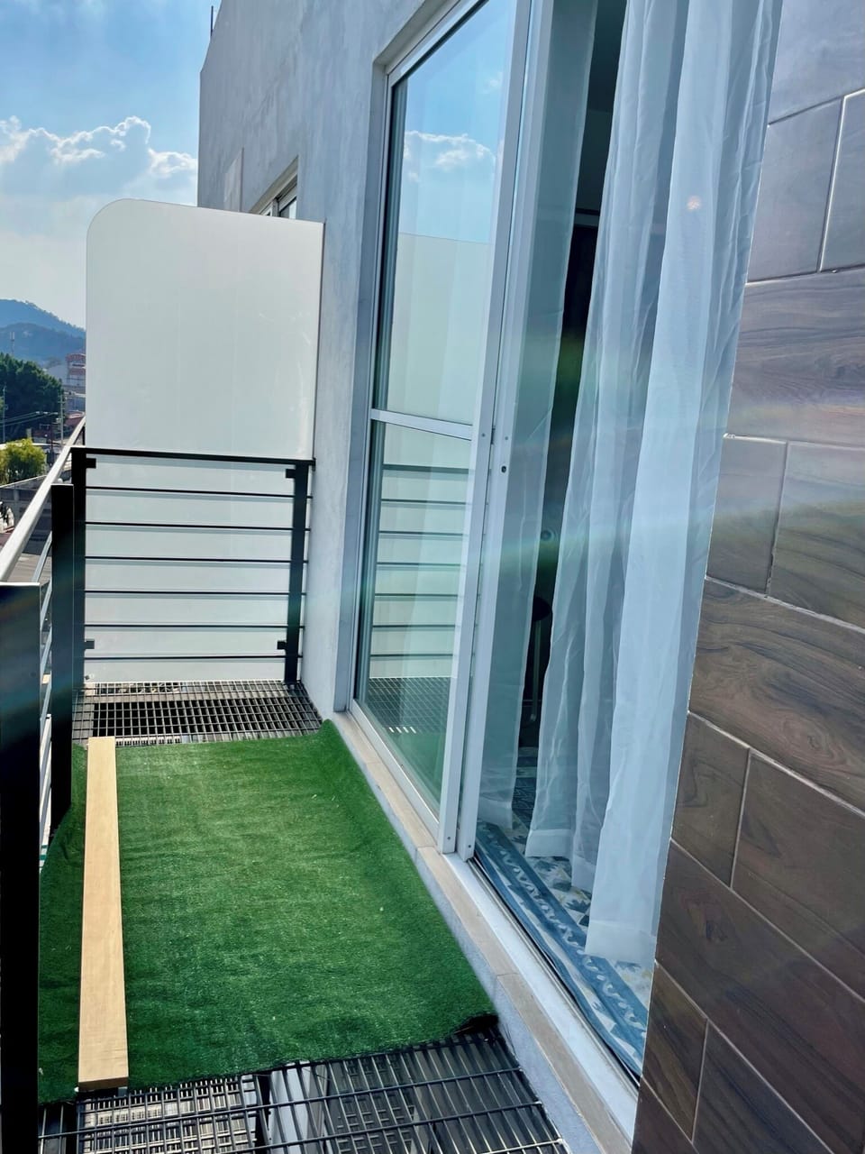 Disfruta del aire fresco en tu propio balcón de 8 metros frente a la habitación.