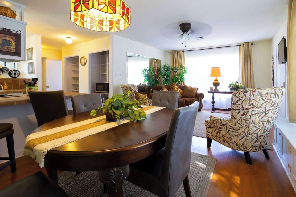 Apartment, Multiple Beds, Balcony, Garden View (Mariposa Monarch) | Dining