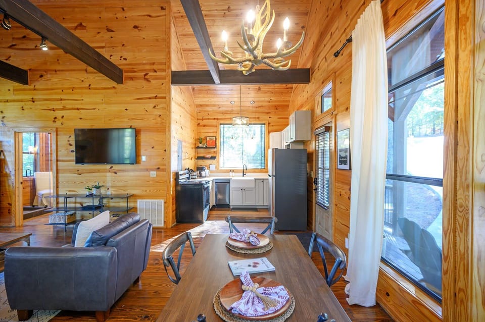 Open concept dining seats 4