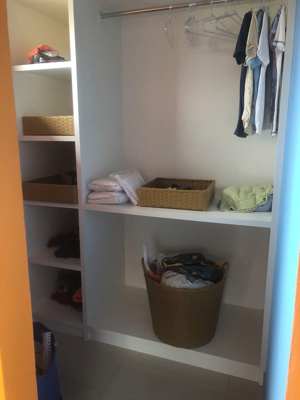 4 closets  em cada suíte + no quarto  2  camas de solteiro