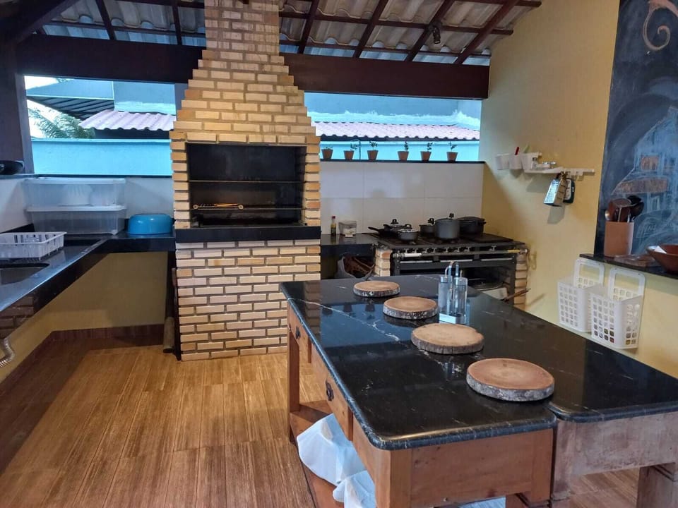 Cozinha area gourmet com ilha , fogão industrial, pia com armário equipado