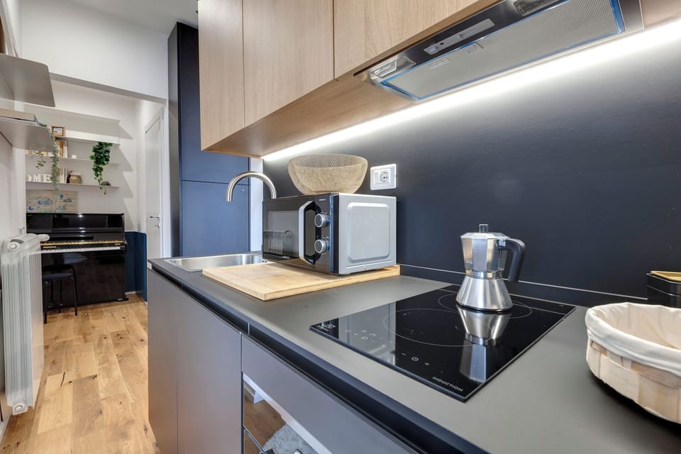 Apartment | Private kitchenette | Full-size fridge, microwave, oven, stovetop