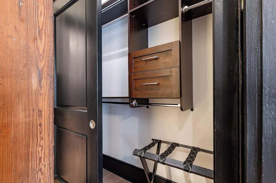 The guest bathroom includes fresh towels, a hairdryer, and complimentary toiletries. Conveniently located near the living area, it’s stylish and practical—perfect for guests, families, or sharing during group stays at 888 Baronne.