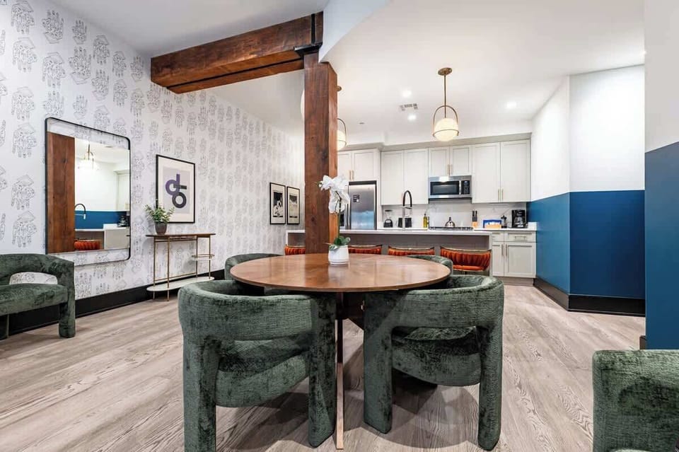 Enjoy meals together at your in-suite dining table with seating for your group. Whether it’s takeout, delivery, or a home-cooked meal, this cozy dining area makes every stay at 888 Baronne feel like home in New Orleans.