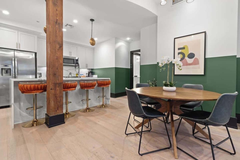 Enjoy meals together at your in-suite dining table with seating for your group. Whether it’s takeout, delivery, or a home-cooked meal, this cozy dining area makes every stay at 888 Baronne feel like home in New Orleans.