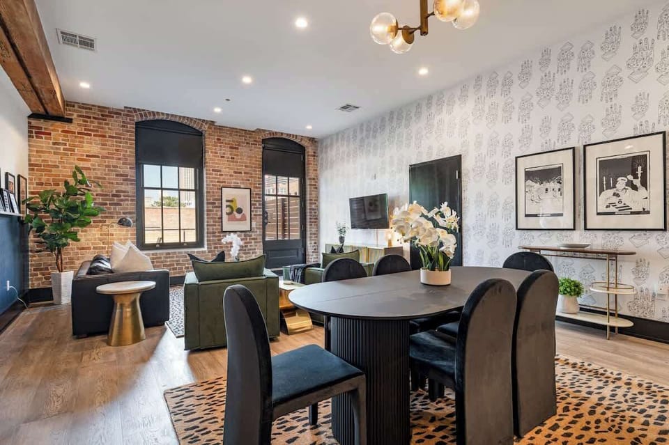 Enjoy meals together at your in-suite dining table with seating for your group. Whether it’s takeout, delivery, or a home-cooked meal, this cozy dining area makes every stay at 888 Baronne feel like home in New Orleans.