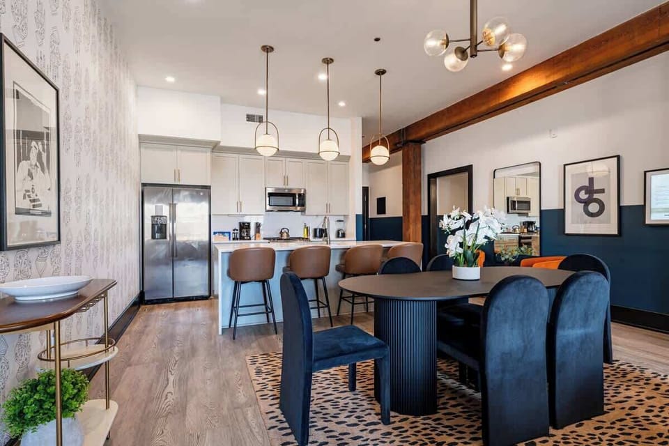 Enjoy meals together at your in-suite dining table with seating for your group. Whether it’s takeout, delivery, or a home-cooked meal, this cozy dining area makes every stay at 888 Baronne feel like home in New Orleans.