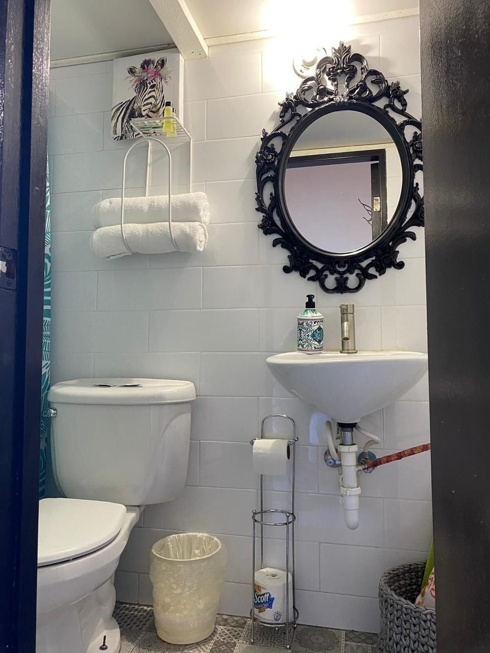 Junior Double Room (10) | Bathroom | Shower, free toiletries, hair dryer, towels