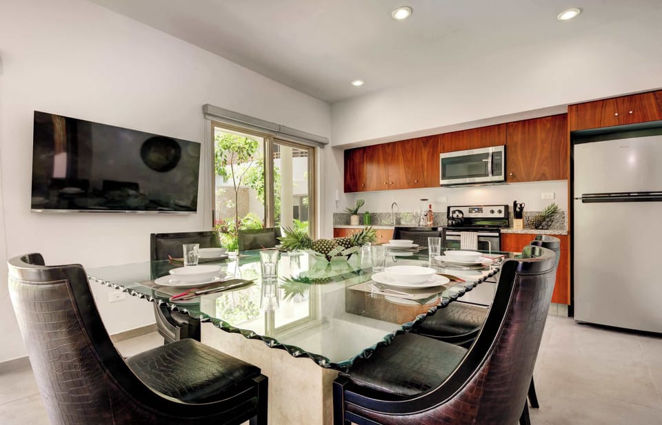Dining Table & Kitchen