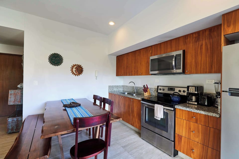 Fully Equipped Kitchen & Dining Table