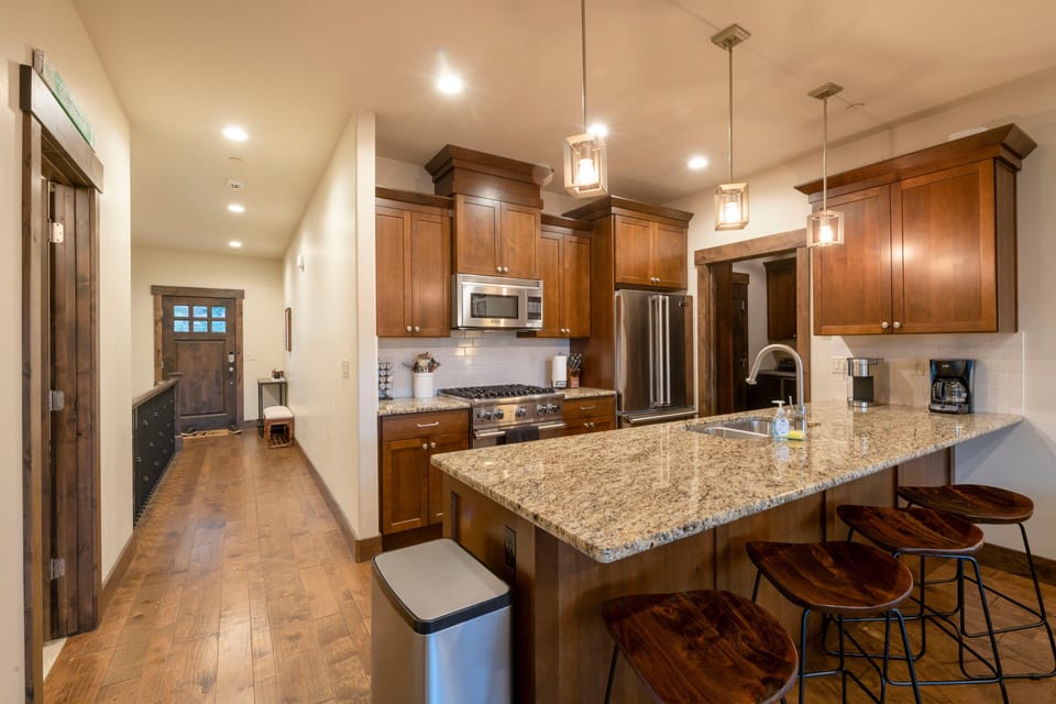 Deluxe House | Private kitchen | Full-size fridge, microwave, stovetop, dishwasher