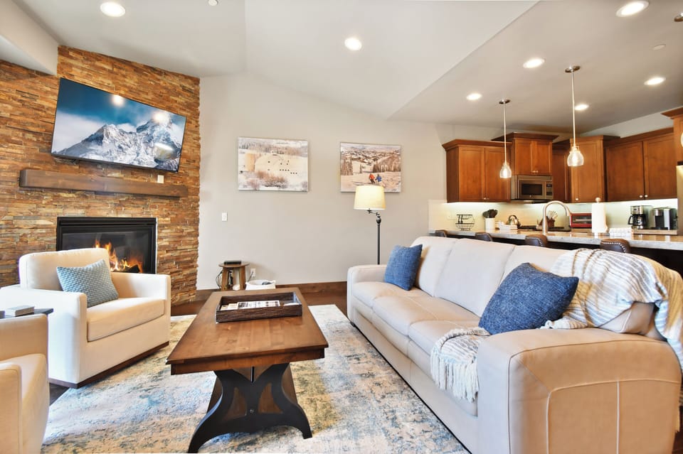 Superior House, Mountain View | Living area | Fireplace