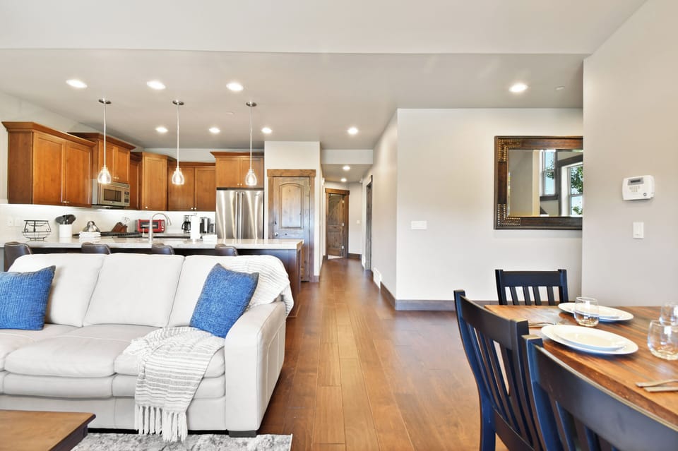 Superior House, Mountain View | Living area | Fireplace