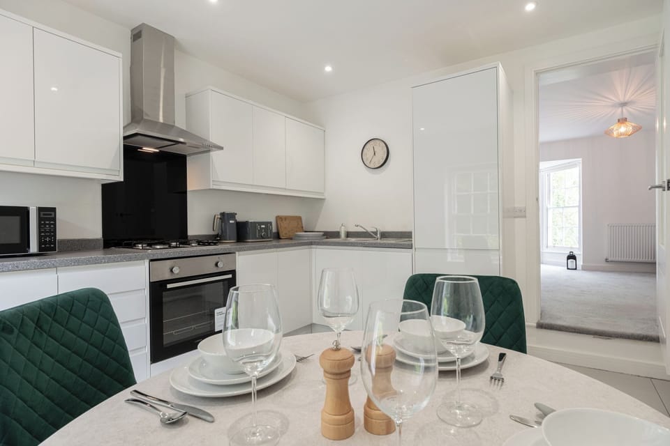 House, Courtyard View | Private kitchen | Electric kettle, toaster
