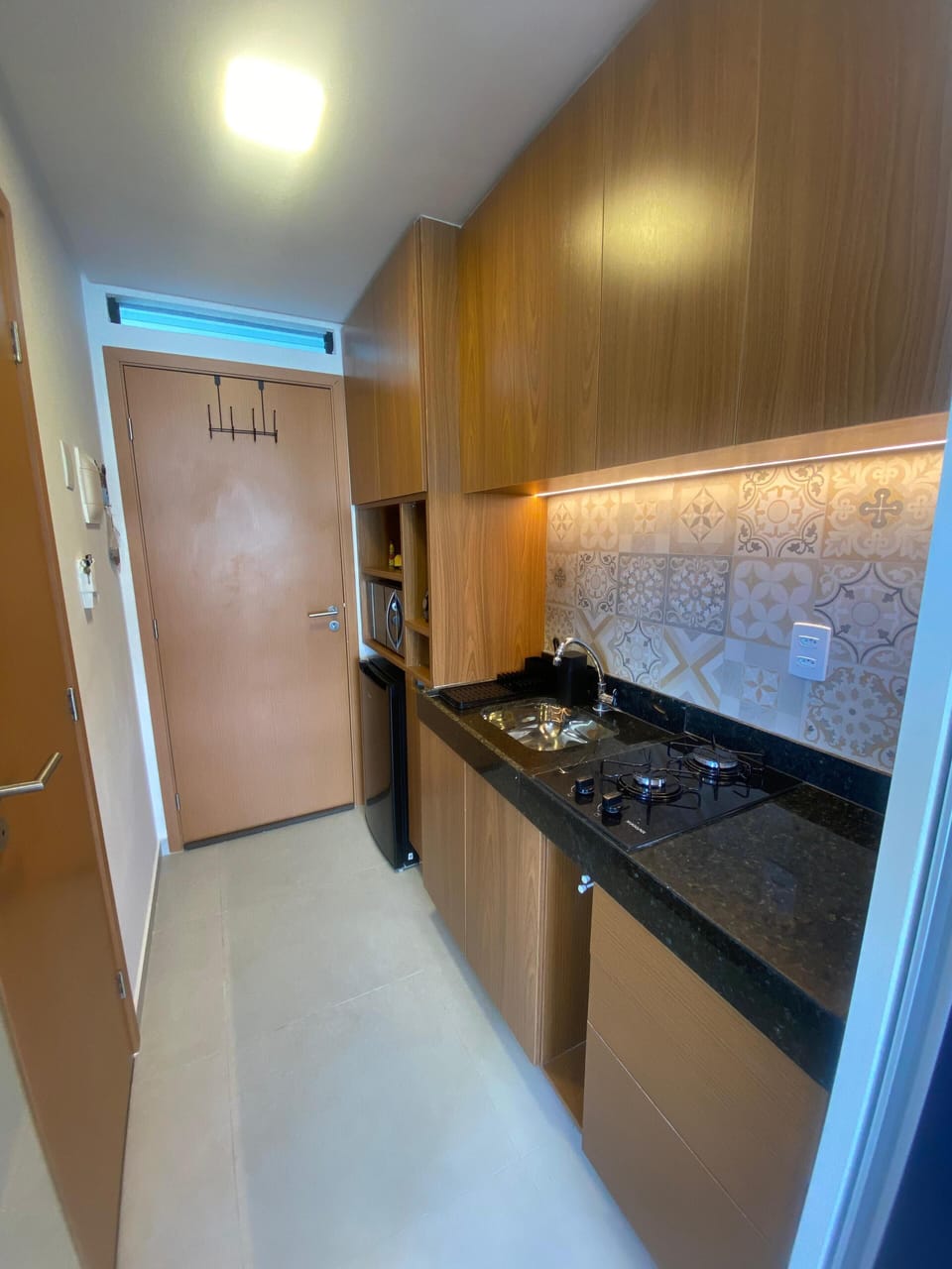 Superior Studio, City View | Private kitchen | Fridge, microwave, stovetop, cookware/dishes/utensils