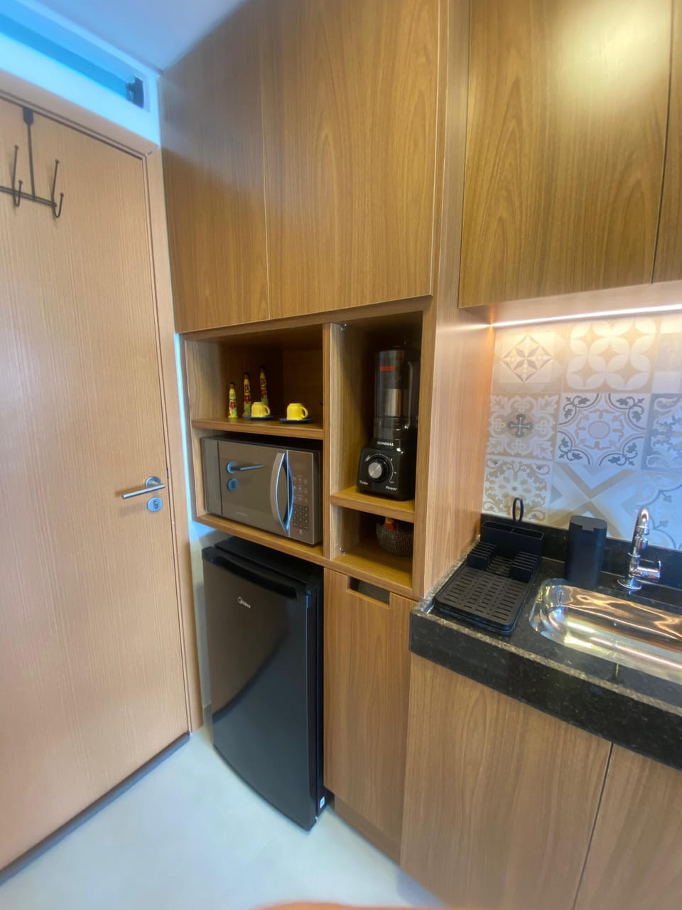 Superior Studio, City View | Private kitchen | Fridge, microwave, stovetop, cookware/dishes/utensils