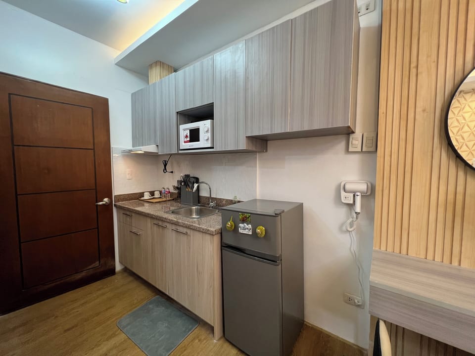 Fridge, microwave, dishwasher, cookware/dishes/utensils