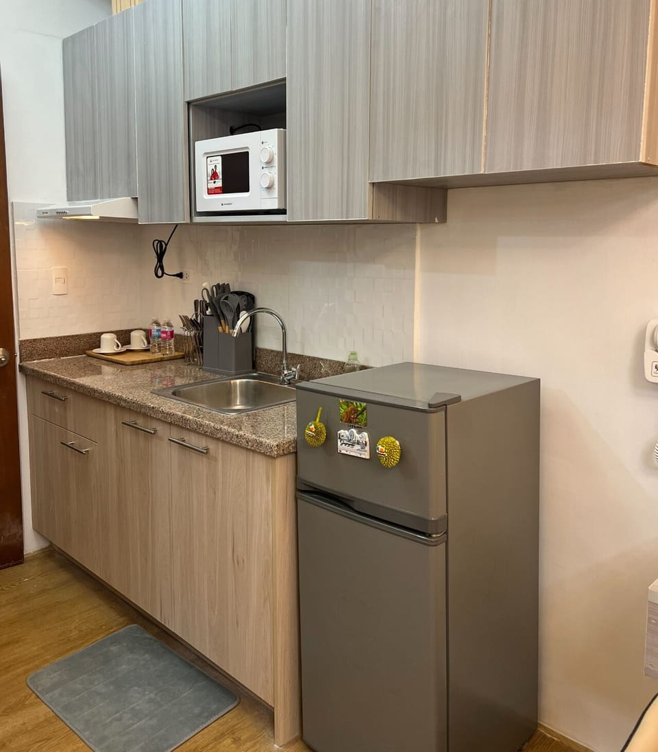 Fridge, microwave, dishwasher, cookware/dishes/utensils