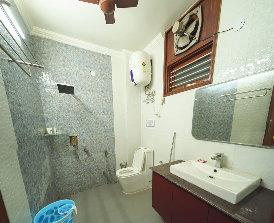 Deluxe Single Room, Balcony, City View | Bathroom | Shower, towels, soap, shampoo