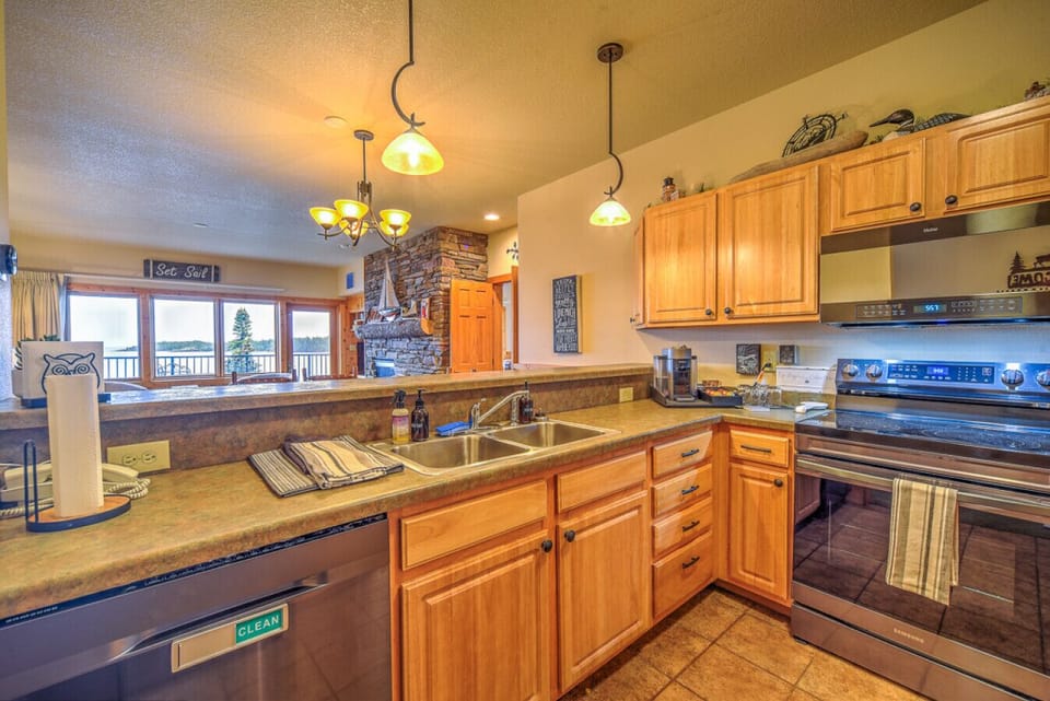 Full Kitchen | Lakeview While Cooking