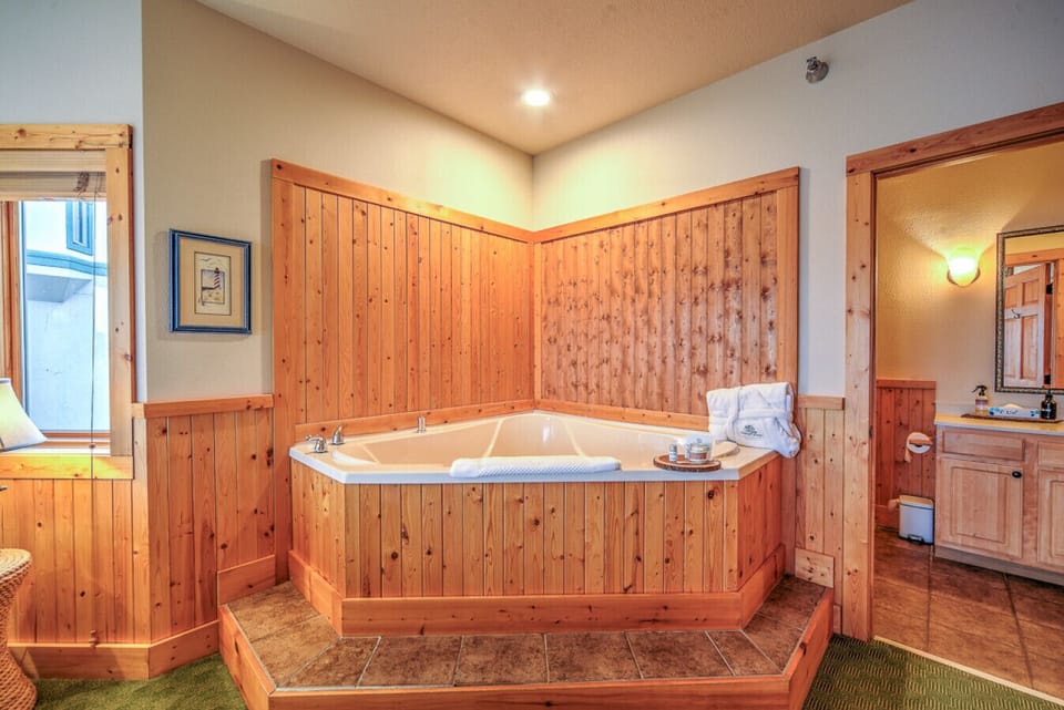 Lakefront En-Suite 1 | Jetted Tub