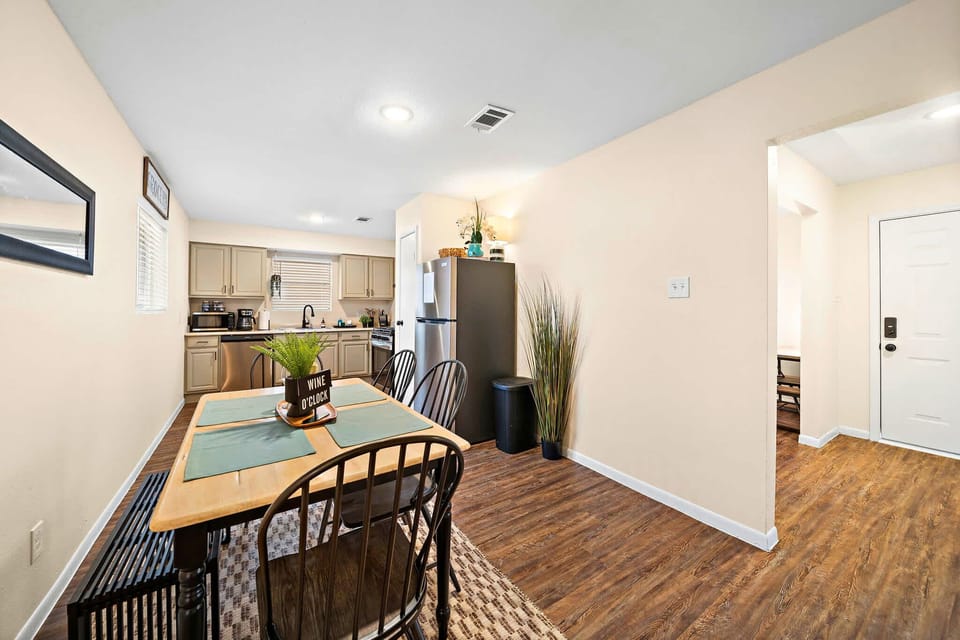 Dining Area: Brightly lit space perfect for gatherings, featuring stylish decor and a welcoming vibe.