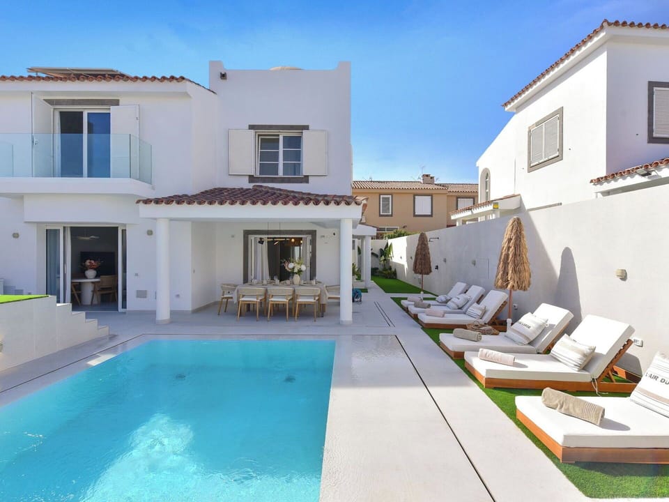 Swimming Pool, Resort, Leisure, Villa, Vacation, Balcony, Resort Town, Hotel, Outdoor Furniture, Sunlounger