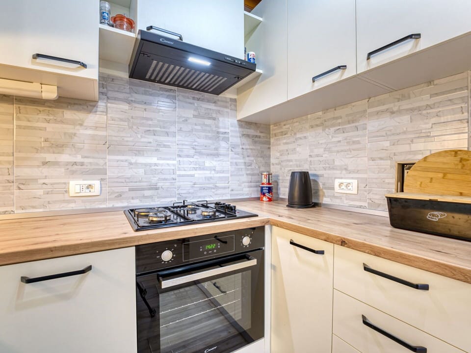Cabinetry, Building, Countertop, Property, Kitchen Appliance, Kitchen, Kitchen Stove, Wood, House, Floor