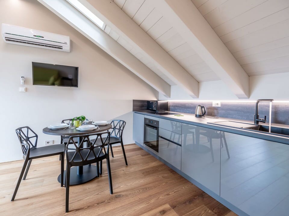 Furniture, Property, Cabinetry, Countertop, Building, Wood, Interior Design, Flooring, Table, Kitchen
