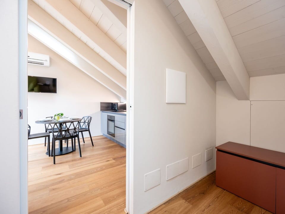 Wood, Comfort, Hall, Interior Design, Flooring, Floor, Wall, Material Property, Living Room, Real Estate