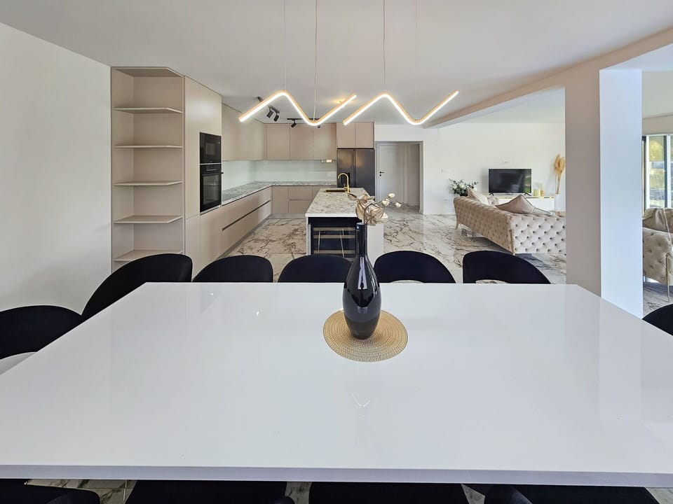 Table, Furniture, Building, Wood, Interior Design, Automotive Design, Floor, Flooring, Comfort, Hall